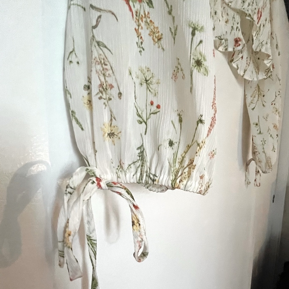 H&M NWT (L) crop blouse v neck top buttons floral white - Picture 4 of 7